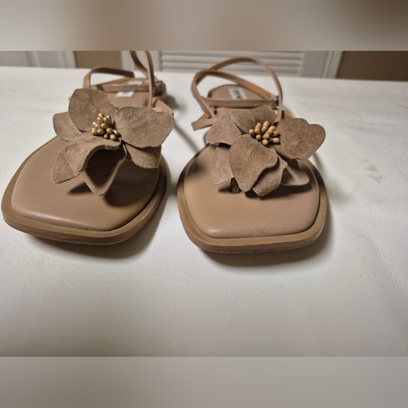 Steve Madden Beige Floral Sandals - Picture 2 of 5